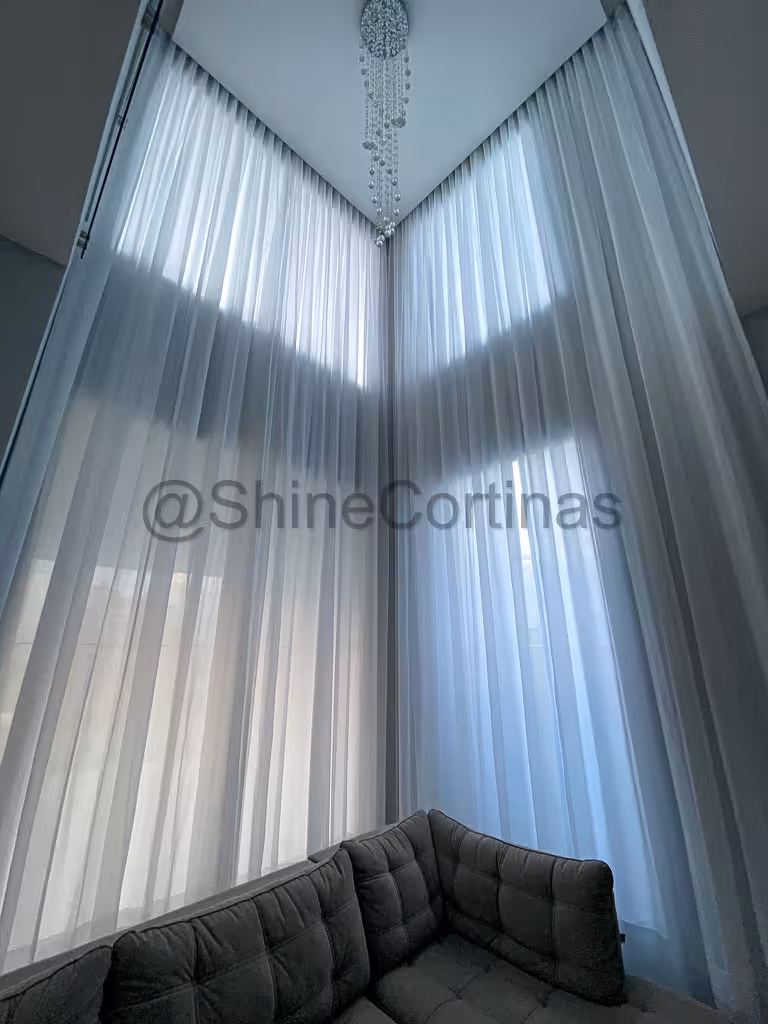 Instalação de persiana motorizada ShineCortinas em apartamento de luxo no bairro Alphaville Resende