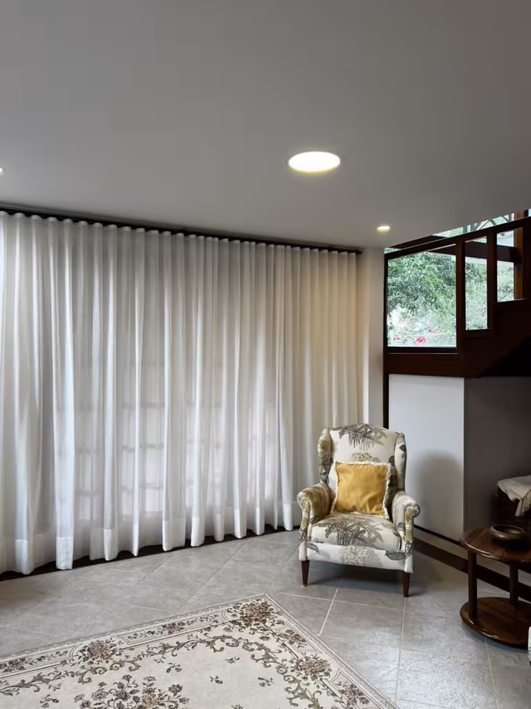 Cortina Wave com Forro instalada pela ShineCortinas em casa de alto padrão no bairro Morada da Colina em Resende